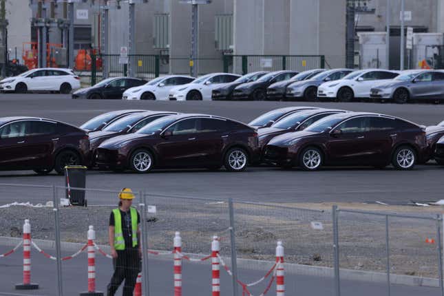 Bild für Artikel mit dem Titel Dänische Investoren werfen Tesla-Aktien ab, nachdem Elon Musk Streiks in Schweden als „verrückt“ bezeichnet